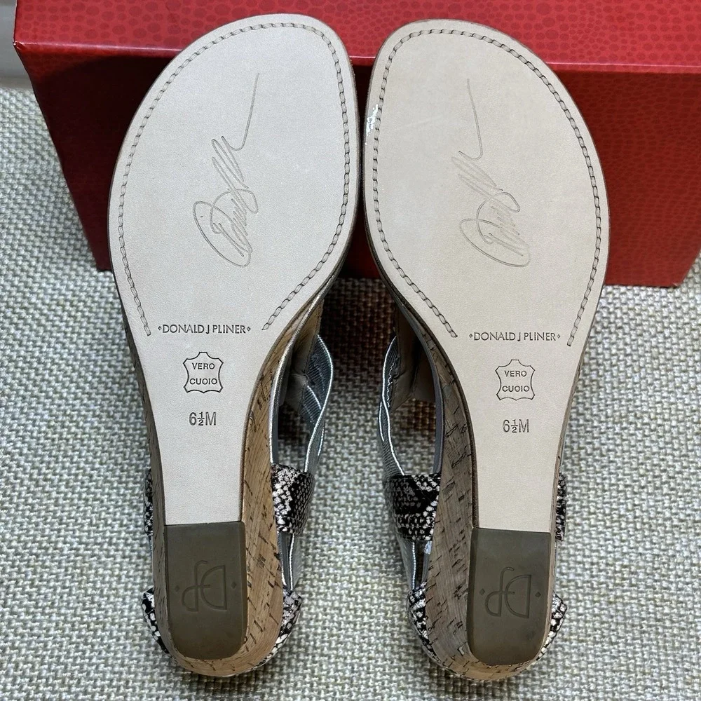 Donald J Pliner NIB Dori Embossed Leather Cork‎ Wedge Thong 6.5 Silver Snakeskin